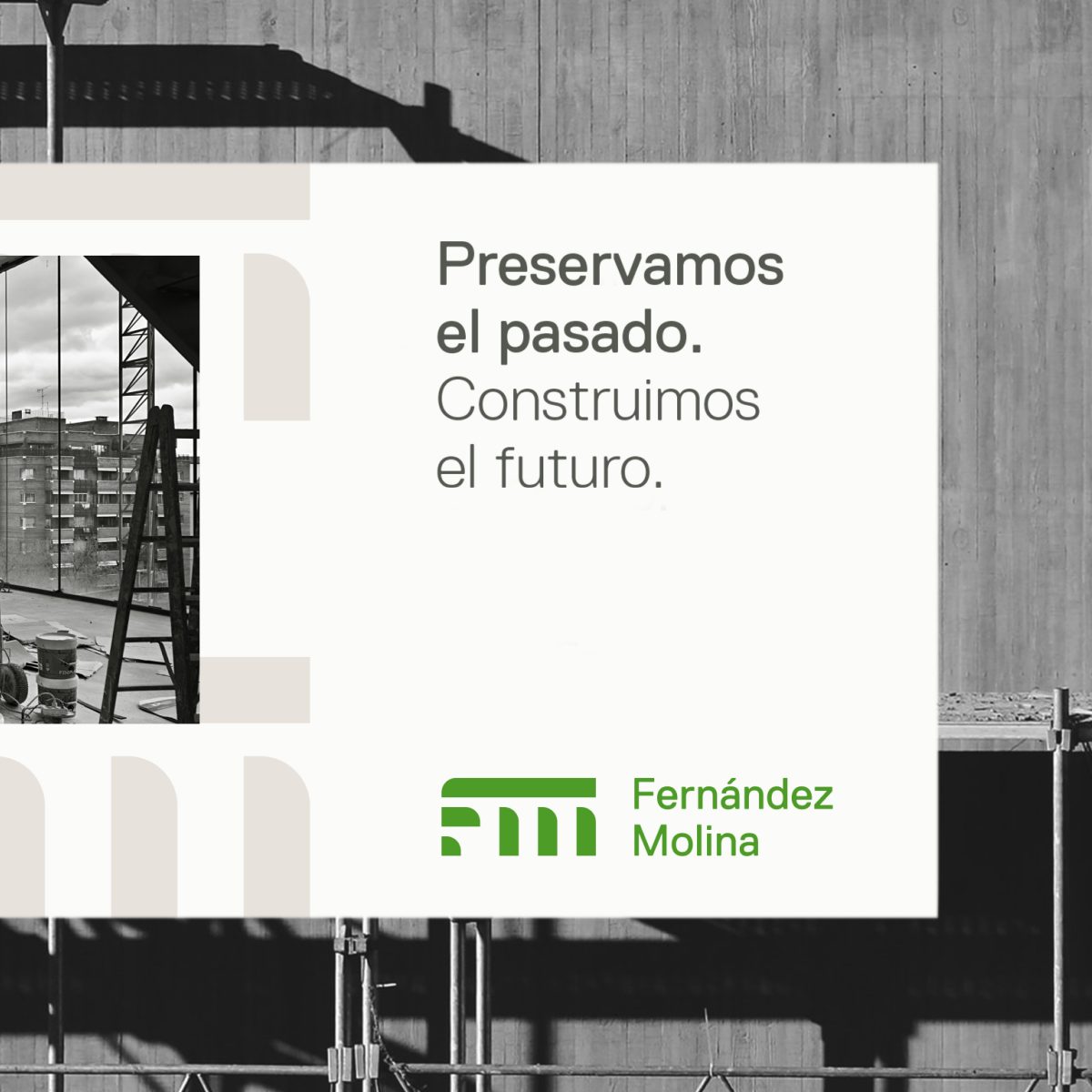 Imagen de la empresa Fernández Molina sobre un fondo gris con andamios de obra