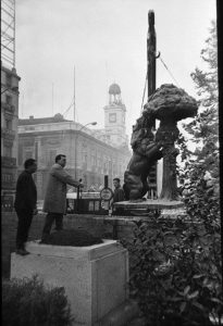 estatua colocada por 2 hombres y una grua
