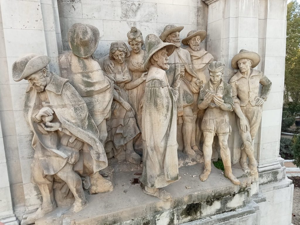 escultura de mármol de varias personas