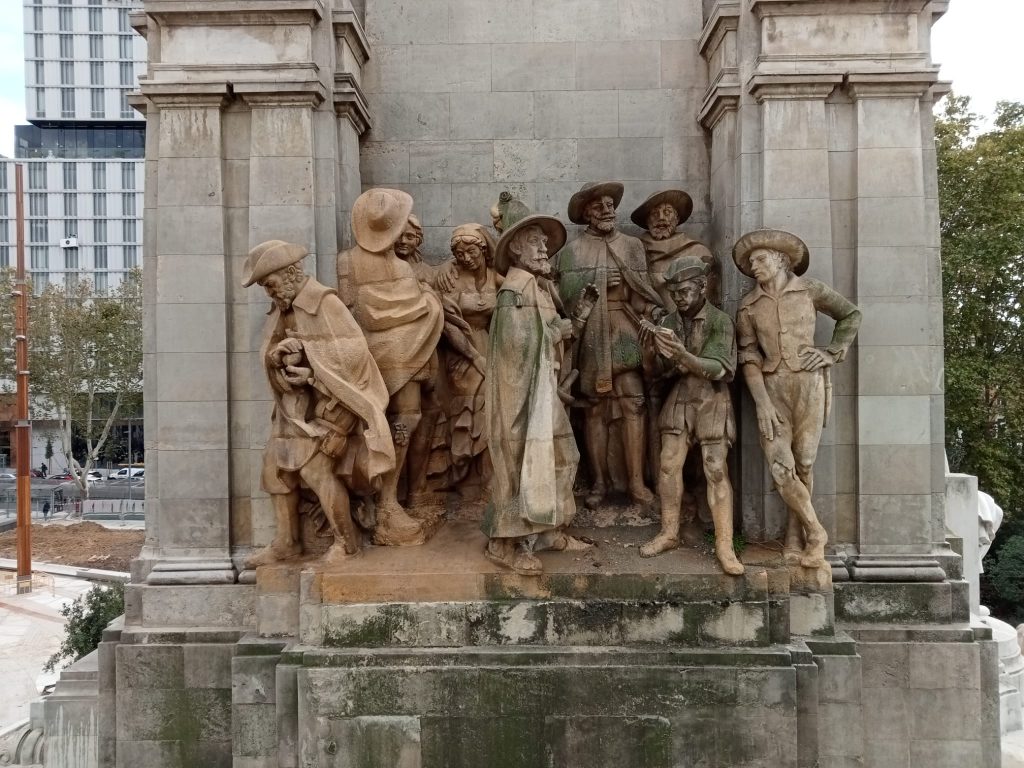 escultura de varias personas