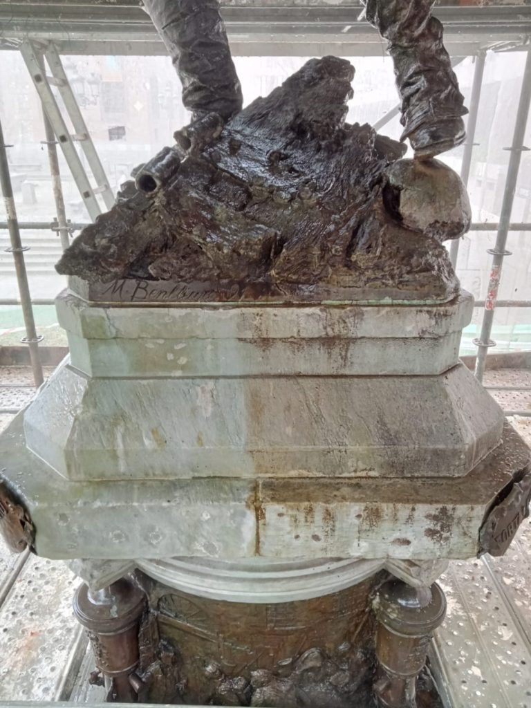 cornisa de columna en mármol y bronce