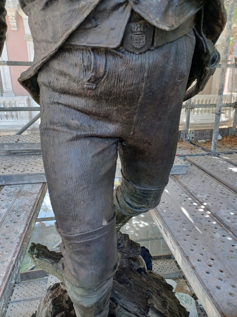 piernas de hombre en bronce