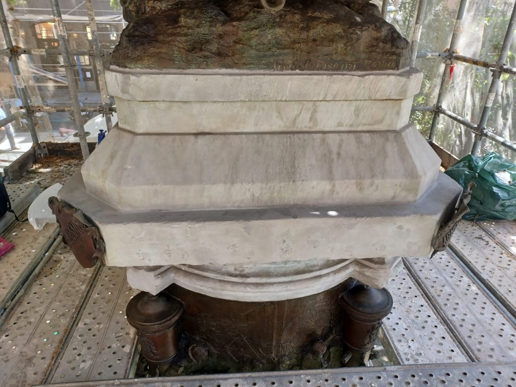 columna y cornisa en marmol