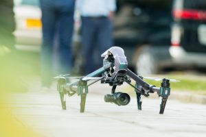 drone en el suelo y hombres detras