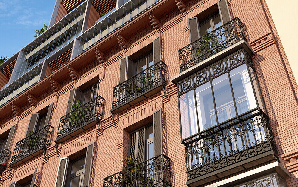 fachada roja con balcones
